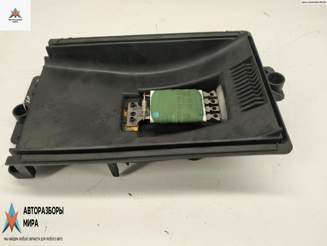 сопротивление печки Volkswagen Golf 4 поколение 1999, 1.4 л., бензин, МКПП, синий, хетчбэк 5 дв., 1J0819022A - фото №1