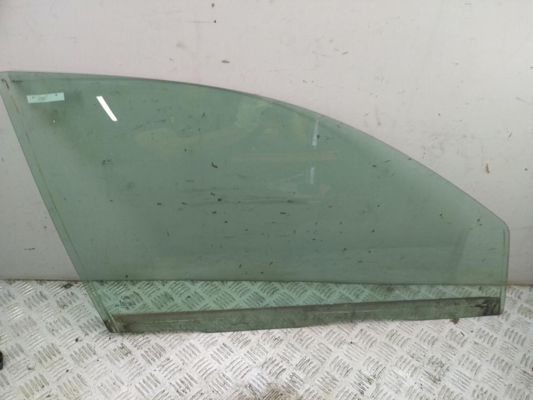 стекло двери передней правой Ford Mondeo 3 поколение 2001, 2.0 л., дизель, МКПП, серый, универсал - фото №1