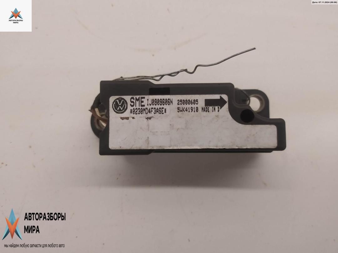 датчик AirBag Volkswagen Passat B5 1999, 1.6 л., бензин, МКПП, чёрный, универсал, 1J0909606N - фото №1