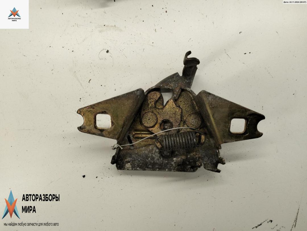 замок капота Volkswagen Passat B3 1990, 1.8 л., бензин, МКПП, серый, седан, 357805591A - фото №1