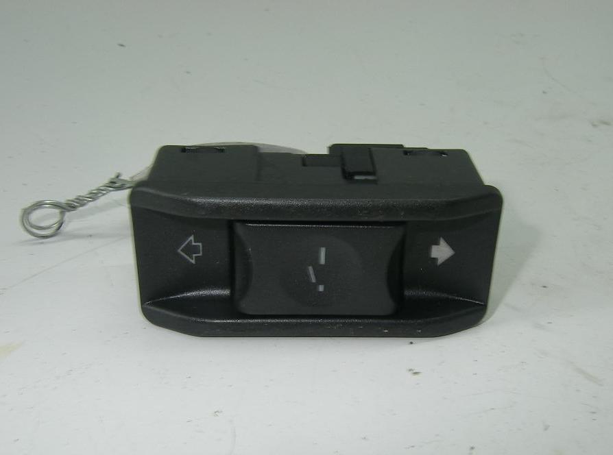 кнопка открывания люка BMW 7 E65/E66 2005, 3.0 л., дизель, АКПП, чёрный, седан, 6942068