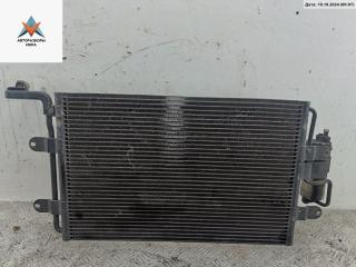 радиатор кондиционера Volkswagen Golf 4 поколение 2002, 1.6 л., бензин, МКПП, чёрный, хетчбэк 3 дв.