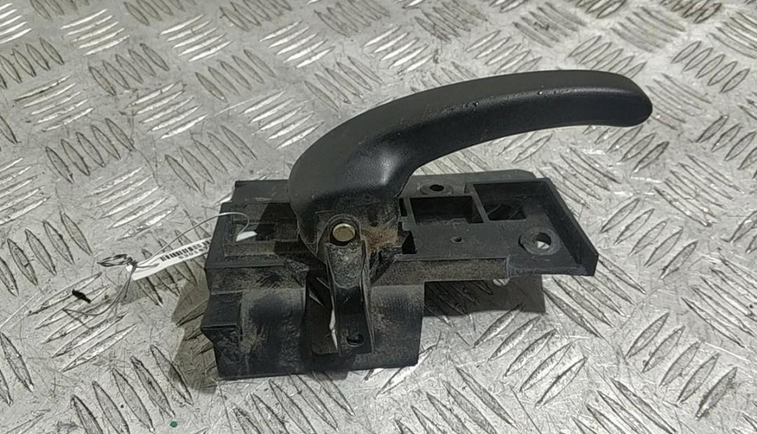 ручка внутренняя задняя правая Ford Windstar 2 поколение 2000, 3.0 л., бензин, АКПП, красный, минивэн - фото №1