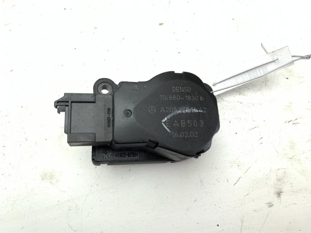 моторчик заслонки печки Mercedes-Benz M-Class ML W163 2002, 2.7 л., дизель, МКПП, синий, внедорожник 5 дв., 2038201642 - фото №1