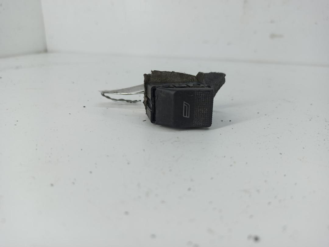 кнопка стеклоподъемника переднего левого Audi A4 B5 1996, 2.6 л., бензин, АКПП, зелёный, универсал, 4D0959855