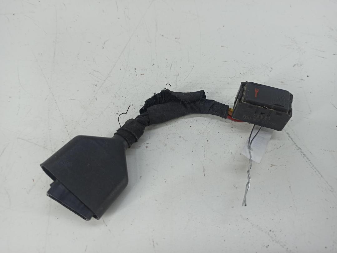 кнопка центрального замка Audi A4 B5 1997, 1.9 л., дизель, МКПП, зелёный, универсал, 8D0962107