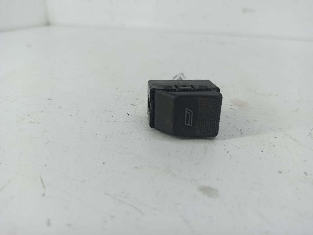 кнопка стеклоподъемника переднего правого Audi A4 B5 1997, 1.6 л., бензин, МКПП, чёрный, универсал, 4D0959855