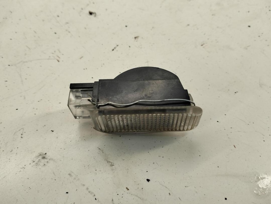 фонарь салона (плафон) Volkswagen Passat B5+ (GP) 2002, 1.9 л., дизель, МКПП, белый, универсал, 3B0947415B