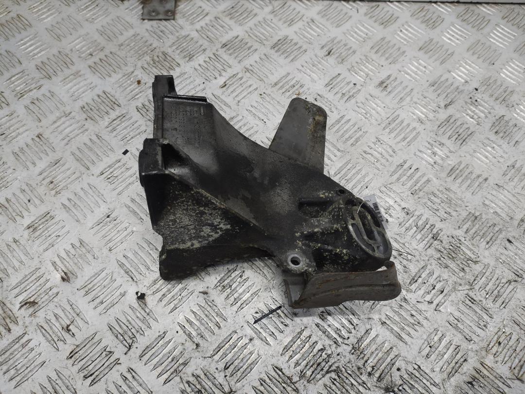 кронштейн двигателя Audi A6 4A/C4 1996, 2.5 л., дизель, МКПП, зелёный, седан, 4A0199312 - фото №1