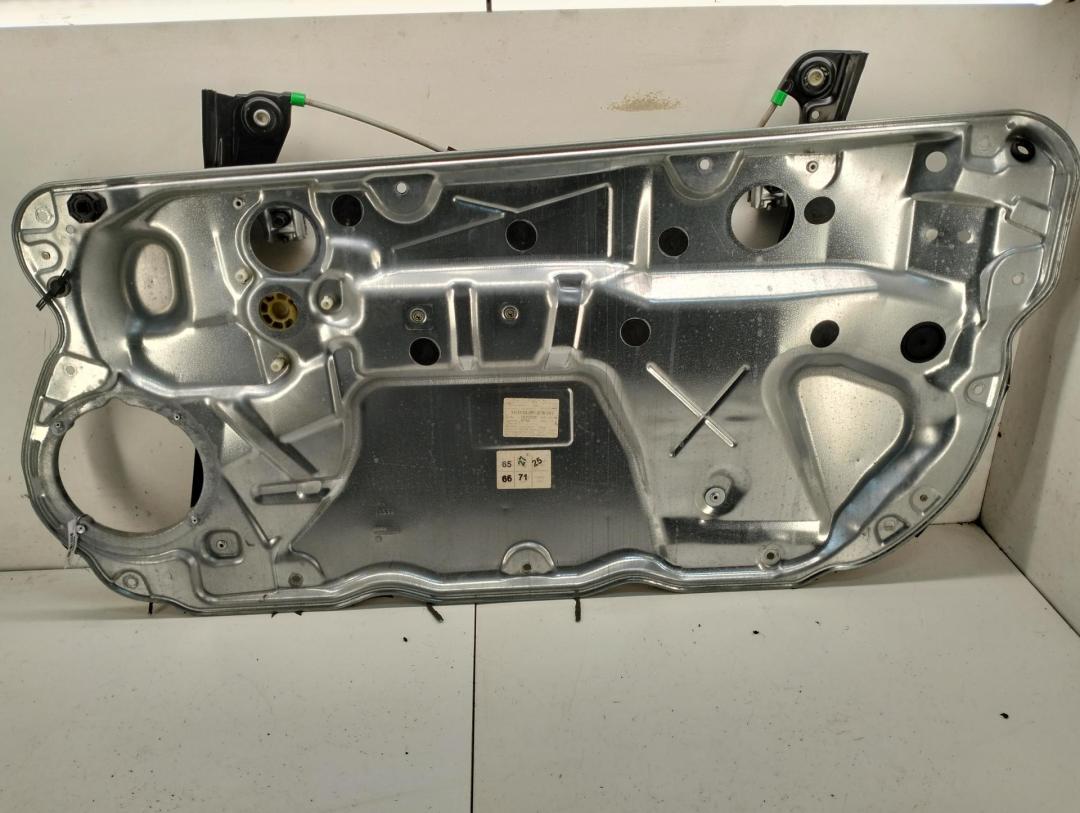 стеклоподъемник передний правый Volkswagen Polo 2002, 1.4 л., бензин, МКПП, серый, хетчбэк 3 дв., 6Q3837756A