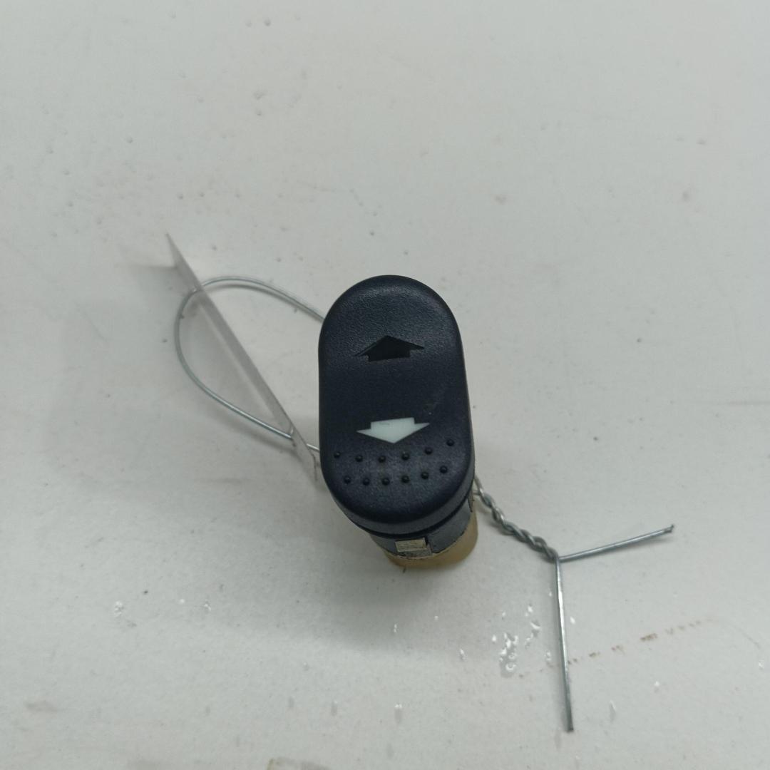 кнопка стеклоподъемника переднего правого Ford Focus I 2003, 1.6 л., i, бензин, МКПП, серый, универсал, 98AG14529CB