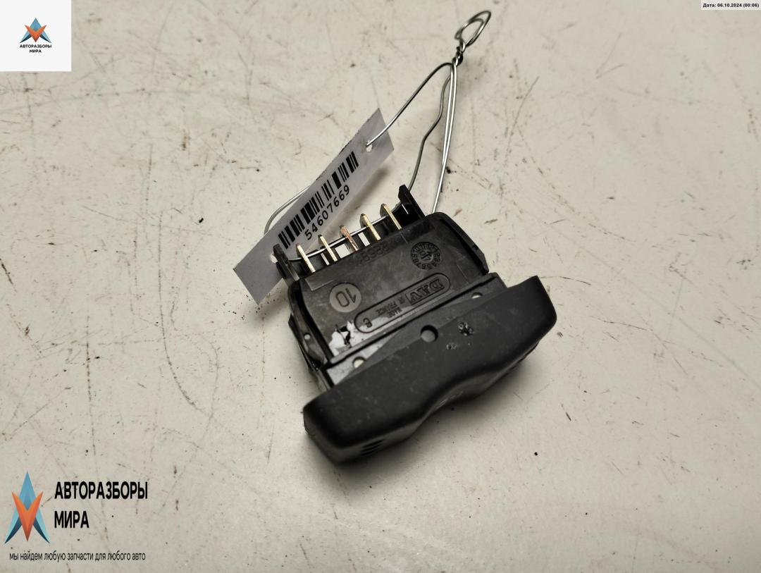 кнопка стеклоподъемника переднего правого Dacia (Renault) Logan 2007, 1.4 л., бензин, МКПП, синий, универсал, 22681 - фото №1