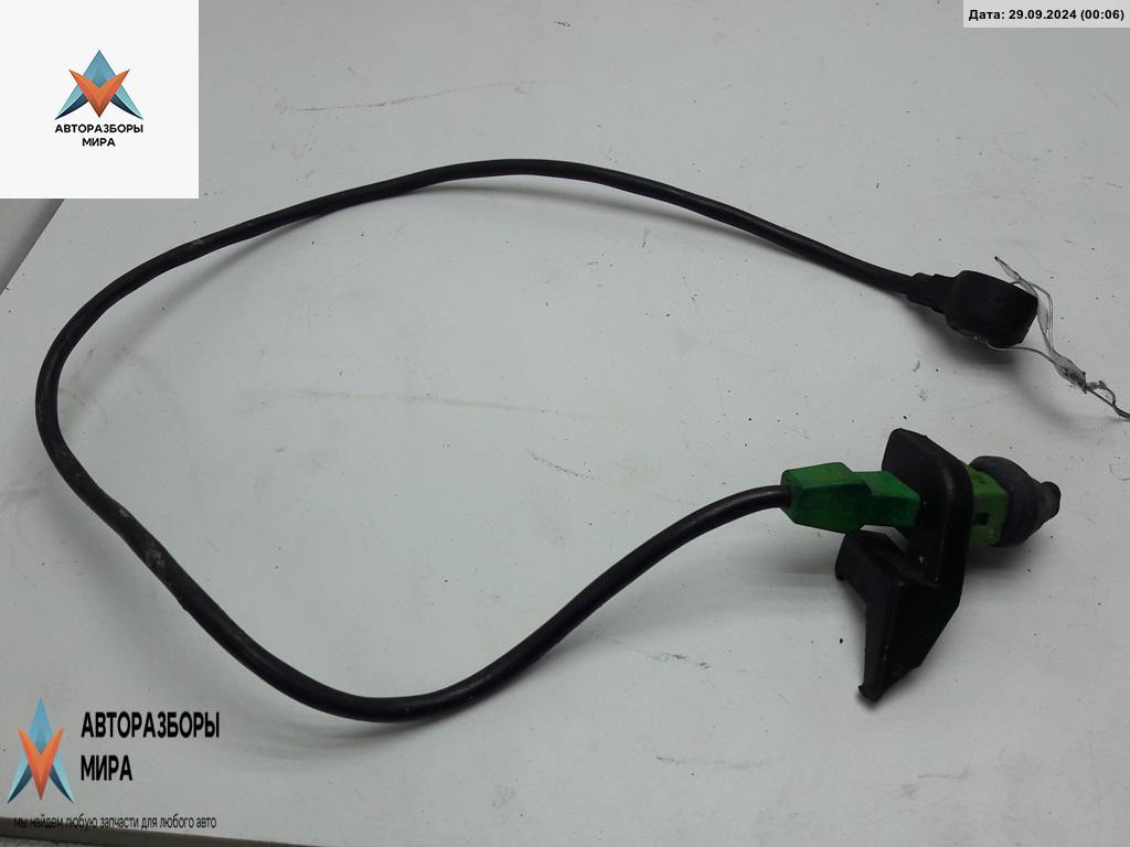 датчик детонации Volkswagen Passat B5 1998, 1.6 л., бензин, МКПП, зелёный, универсал - фото №1