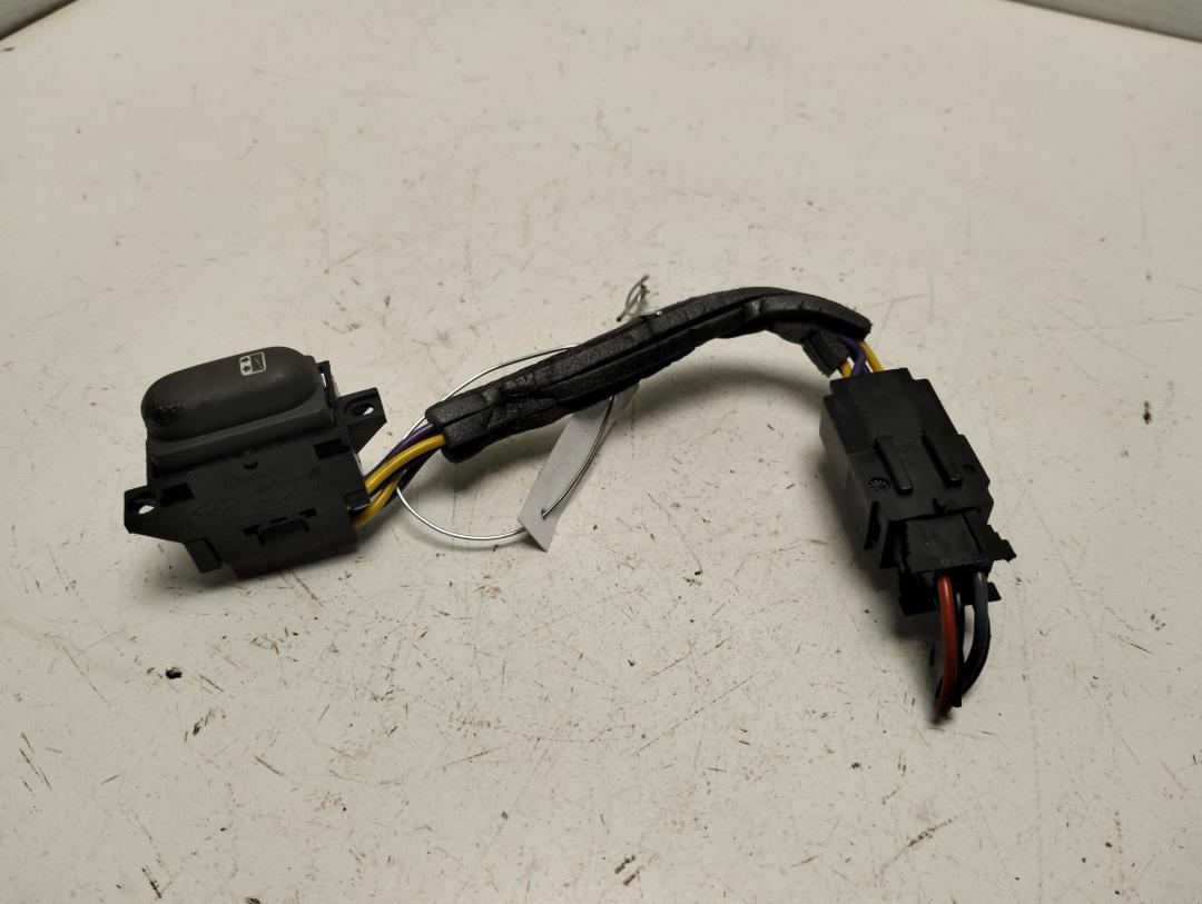 кнопка открывания люка Renault Scenic I 2002, 1.8 л., бензин, МКПП, серый, минивэн, 8200044306