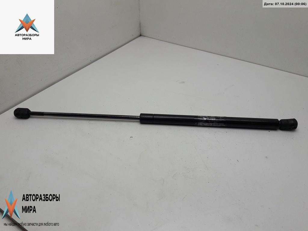 амортизатор крышки багажника (3-5 двери) Volkswagen Golf 3 поколение 1995, 1.4 л., бензин, МКПП, синий, хетчбэк 5 дв., 1H6827550A - фото №1