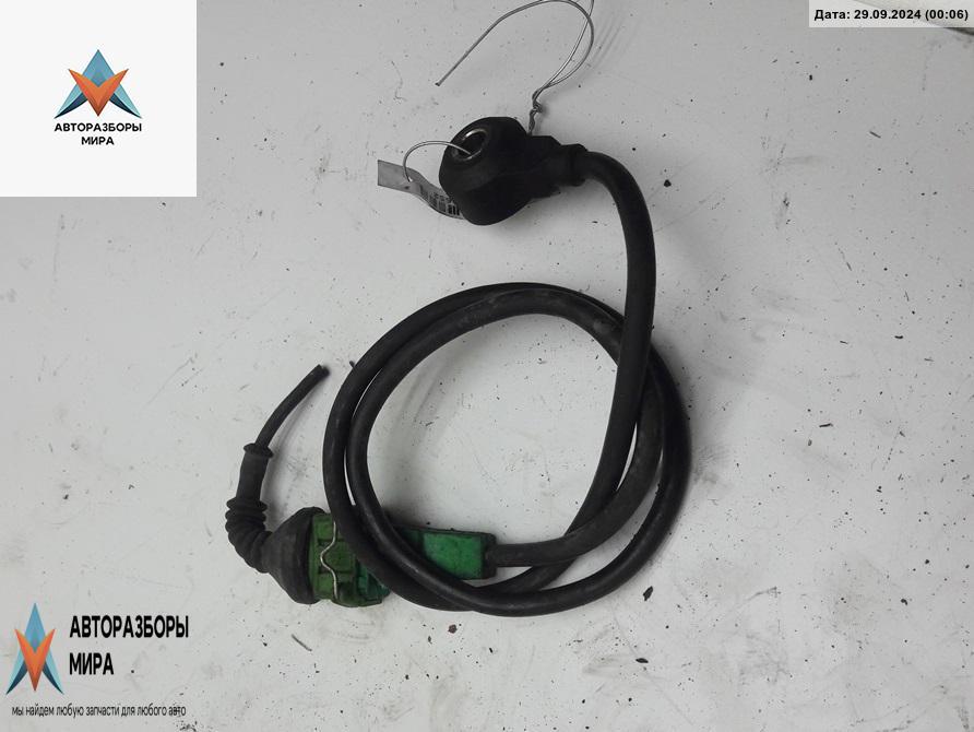 датчик детонации Volkswagen Passat B5 1998, 1.6 л., бензин, МКПП, красный, универсал - фото №1