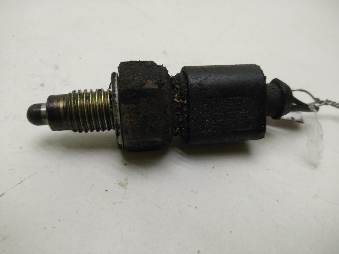 Датчик включения заднего хода (лягушка) Volkswagen Passat B6 2007, 2.0 л., дизель, МКПП, серый, универсал - фото №1