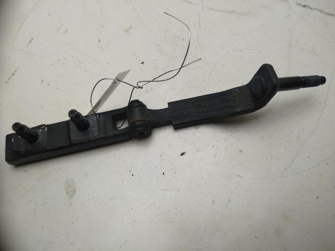 петля крышки багажника Ford Kuga 1 поколение 2008, серый, внедорожник 5 дв., 8V41S422900AD - фото №1