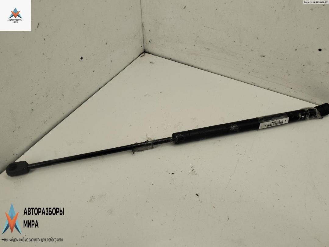 амортизатор крышки багажника (3-5 двери) Volkswagen Golf 3 поколение 1996, 1.8 л., бензин, МКПП, зелёный, хетчбэк 3 дв., 1H6827550A - фото №1