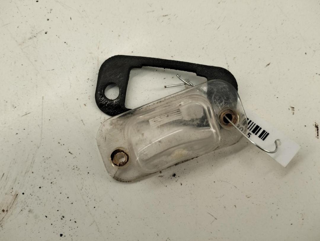 подсветка номера Volkswagen Golf 3 поколение 1994, 1.6 л., бензин, МКПП, синий, хетчбэк 3 дв. - фото №1