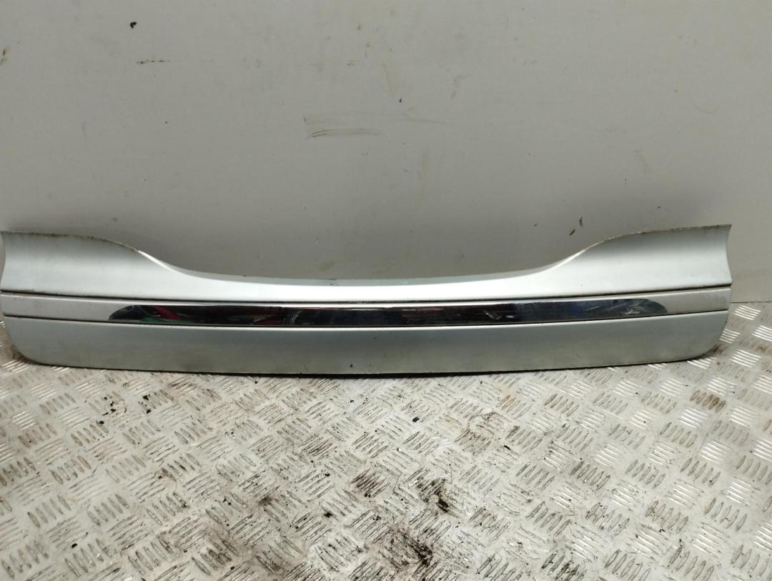 накладка двери (крышки) багажника Rover 75 1 поколение 2001, 1.8 л., бензин, МКПП, серый, универсал, DGP101070MAK - фото №1