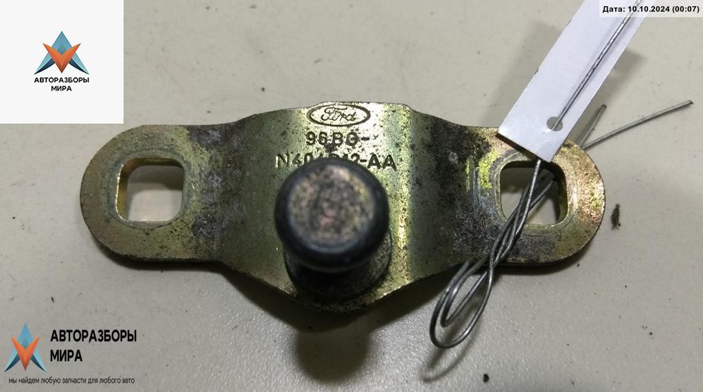 кронштейн (крепление) Ford Mondeo 2 поколение 1999, 1.8 л., бензин, МКПП, белый, универсал - фото №1