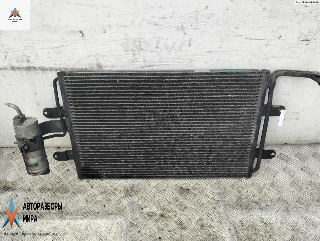 радиатор кондиционера Volkswagen Golf 4 поколение 1999, 1.6 л., бензин, МКПП, синий, хетчбэк 5 дв., 1J0820411D - фото №1