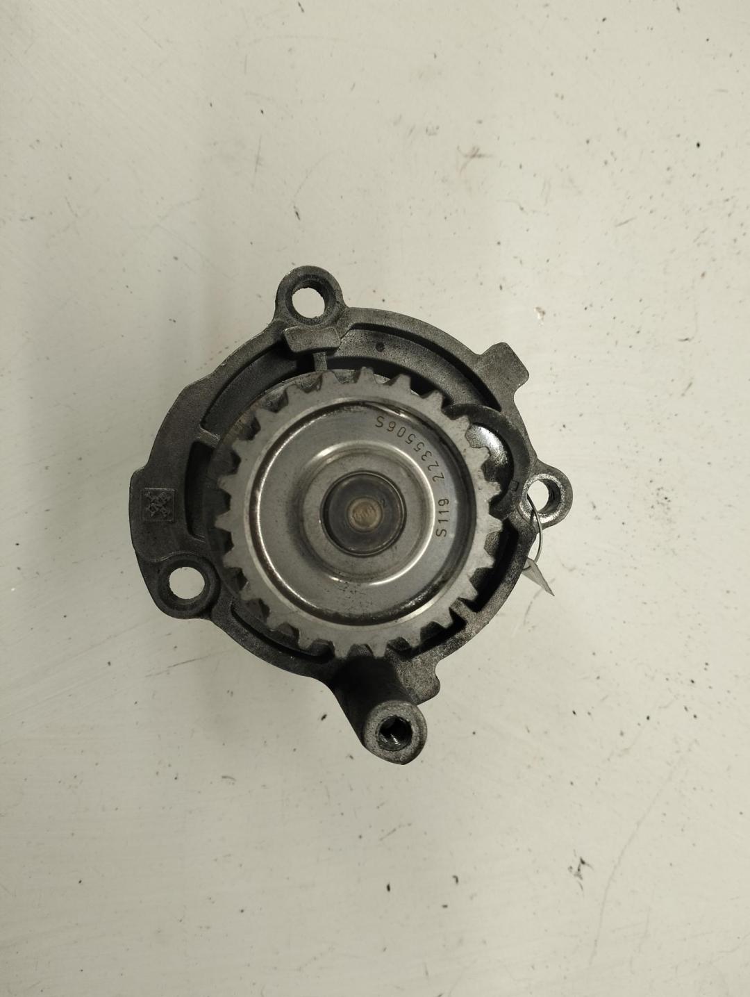 насос антифриза дополнительный Volkswagen Passat B5+ (GP) 2001, 1.6 л., бензин, МКПП, серый, седан, 2235506S