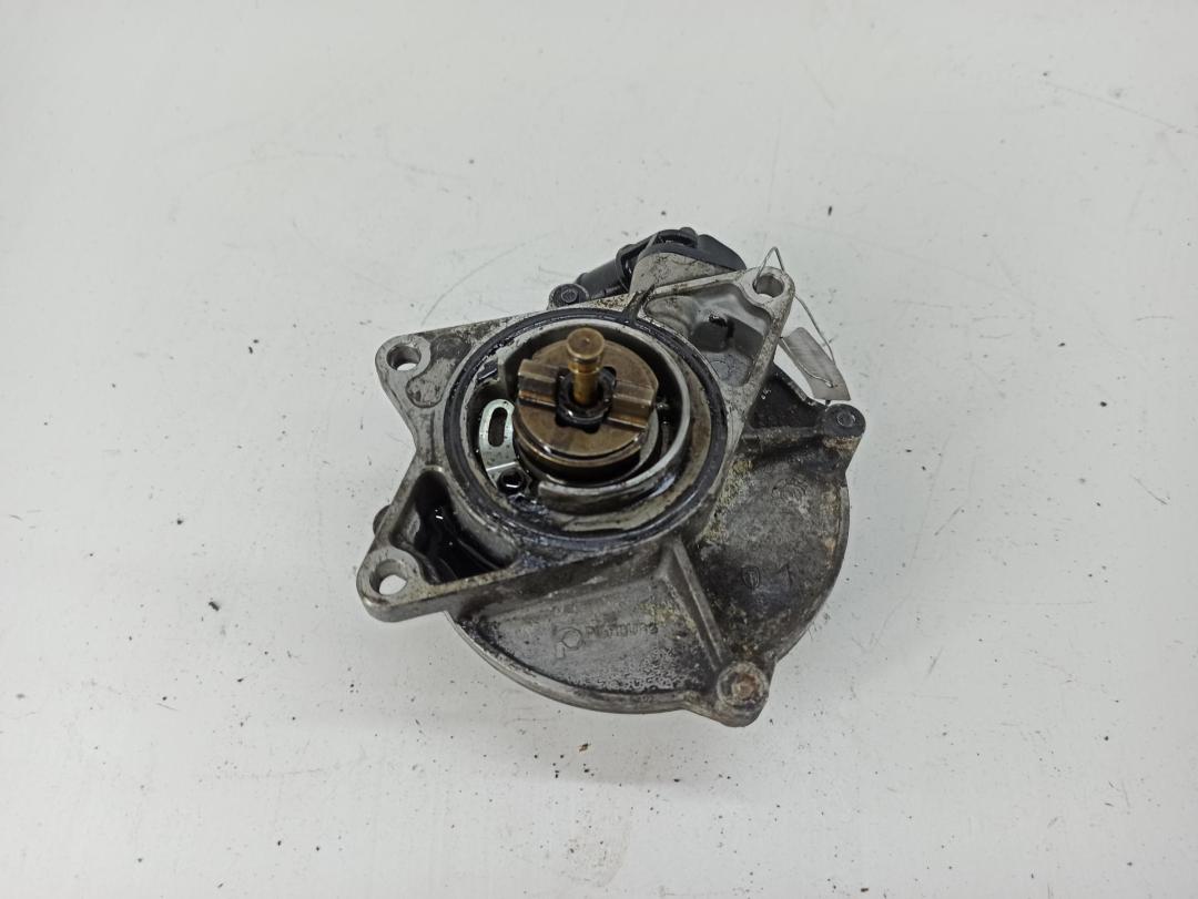 насос вакуумный Audi A6 C5 2000, 2.5 л., дизель, МКПП, синий, универсал, 057145100C