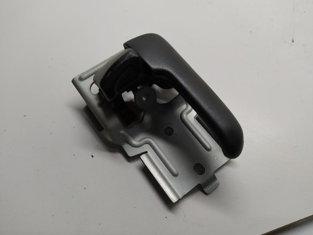 ручка внутренняя задняя правая Mazda 323 BA 1997, 1.5 л., бензин, МКПП, красный, хетчбэк 5 дв.