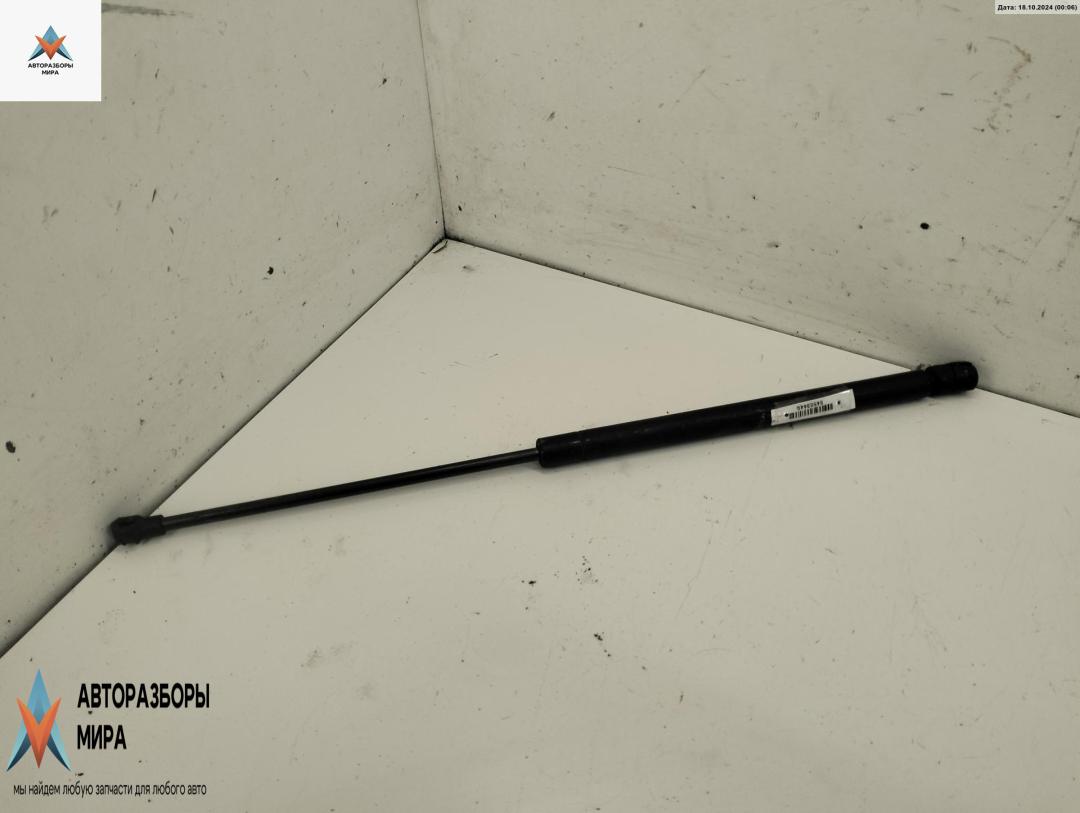 амортизатор крышки багажника (3-5 двери) Volkswagen Passat B5 1998, 1.6 л., бензин, МКПП, синий, универсал, 1J6827550 - фото №1