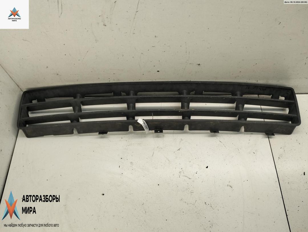 заглушка (решетка) в бампер Volkswagen Golf 4 поколение 1999, 1.6 л., бензин, МКПП, синий, хетчбэк 3 дв., 1J0853677D - фото №1