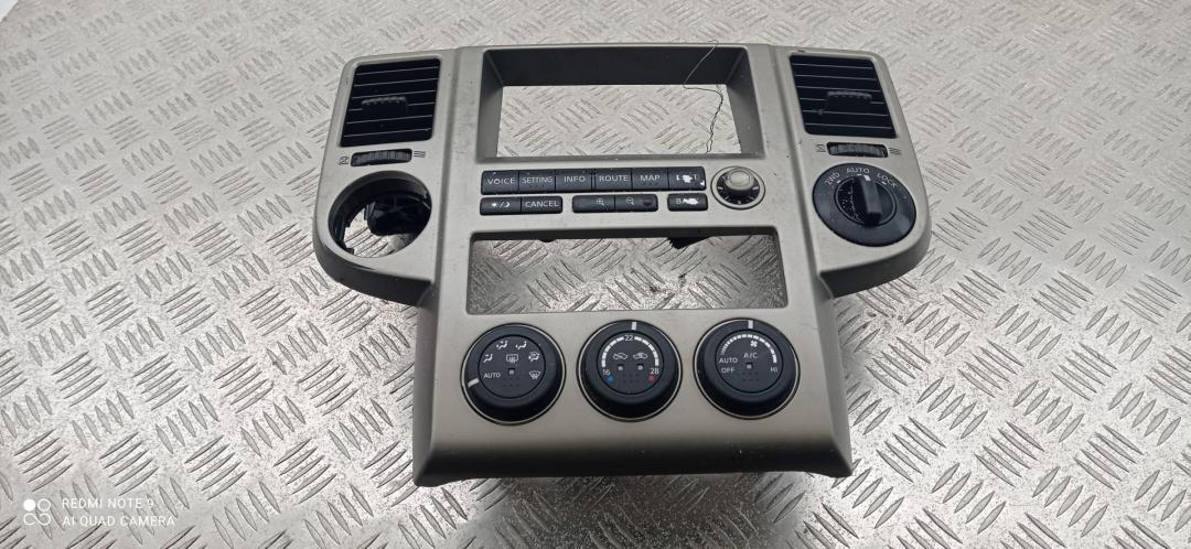 консоль салона (центральная часть) Nissan X-Trail T30 2006, 2.2 л., дизель, МКПП, серый, внедорожник 5 дв.