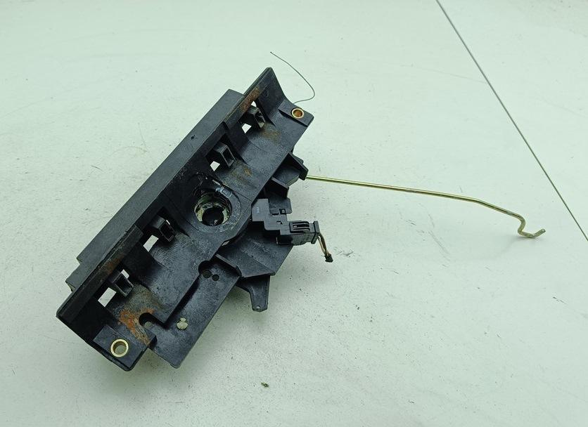кнопка открытия багажника Audi A4 B5 1996, 1.8 л., бензин, МКПП, серый, универсал, 8D5827565 - фото №1