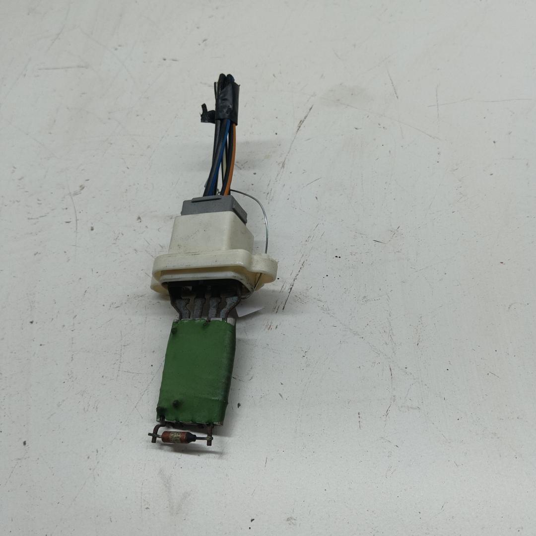 сопротивление печки Ford Focus 2 поколение 2006, 1.6 л., дизель, МКПП, белый, универсал, 3M5H18B647AC - фото №1