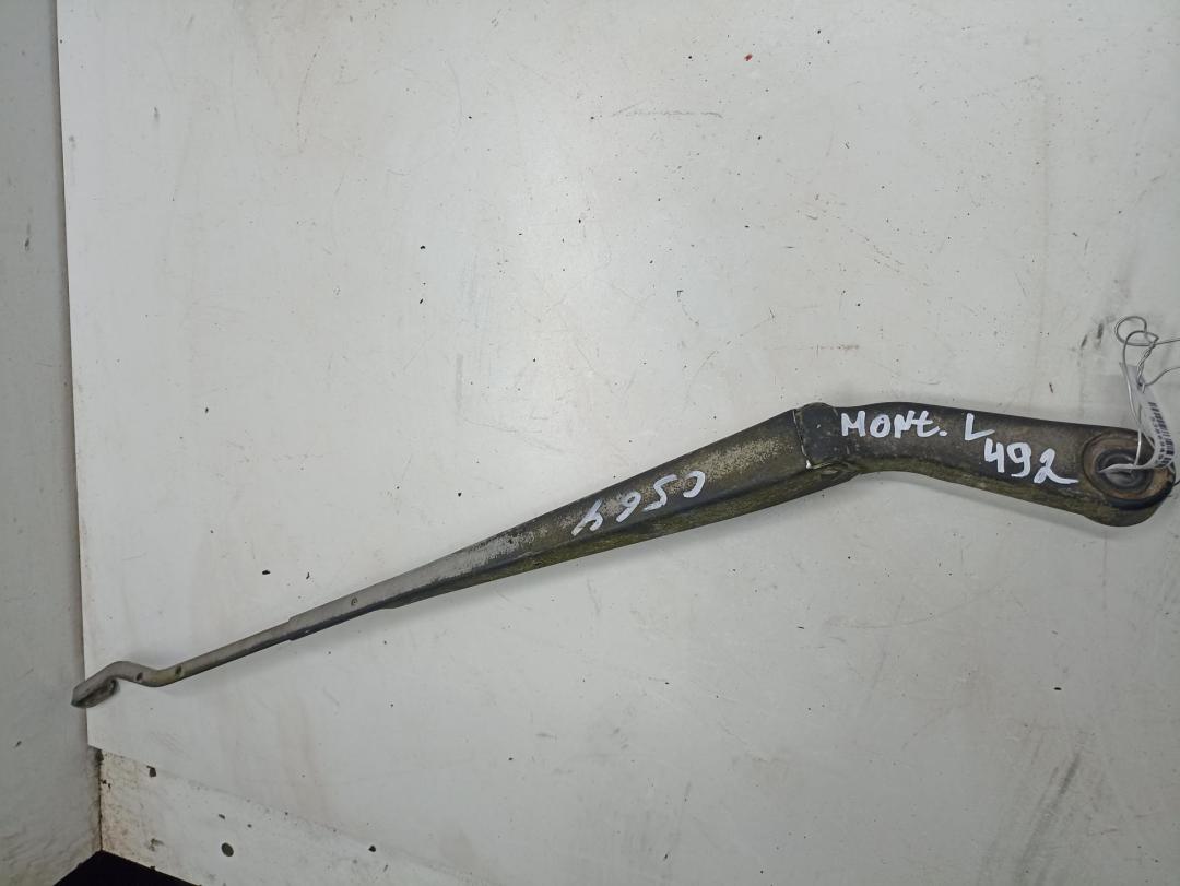 Щеткодержатель (поводок стеклоочистителя) передний Opel Monterey 1993, 3.1 л., дизель, МКПП, коричневый, внедорожник 5 дв.