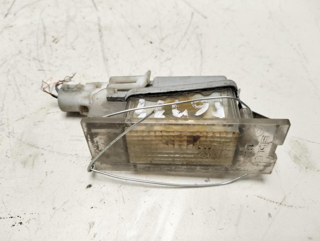 подсветка номера Renault Megane 2 поколение 2004, 1.6 л., бензин, МКПП, серый, хетчбэк 5 дв., 7700796163 - фото №1