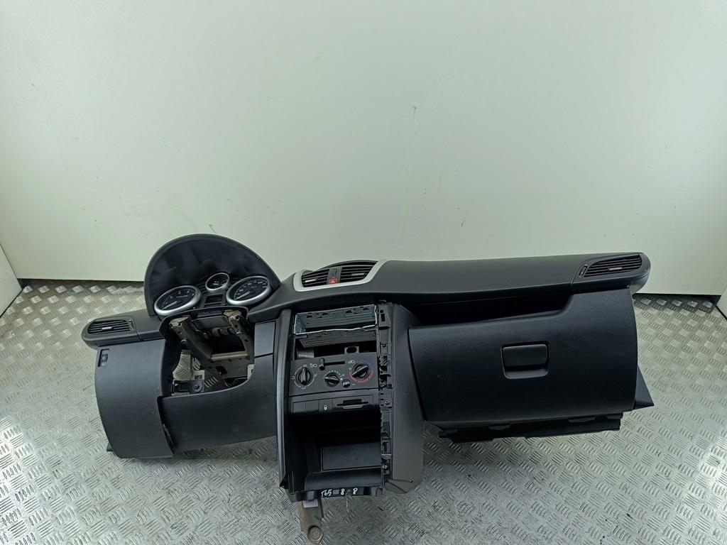 панель передняя салона (торпедо) Peugeot 207 2007, 1.4 л., бензин, МКПП, красный, хетчбэк 3 дв.