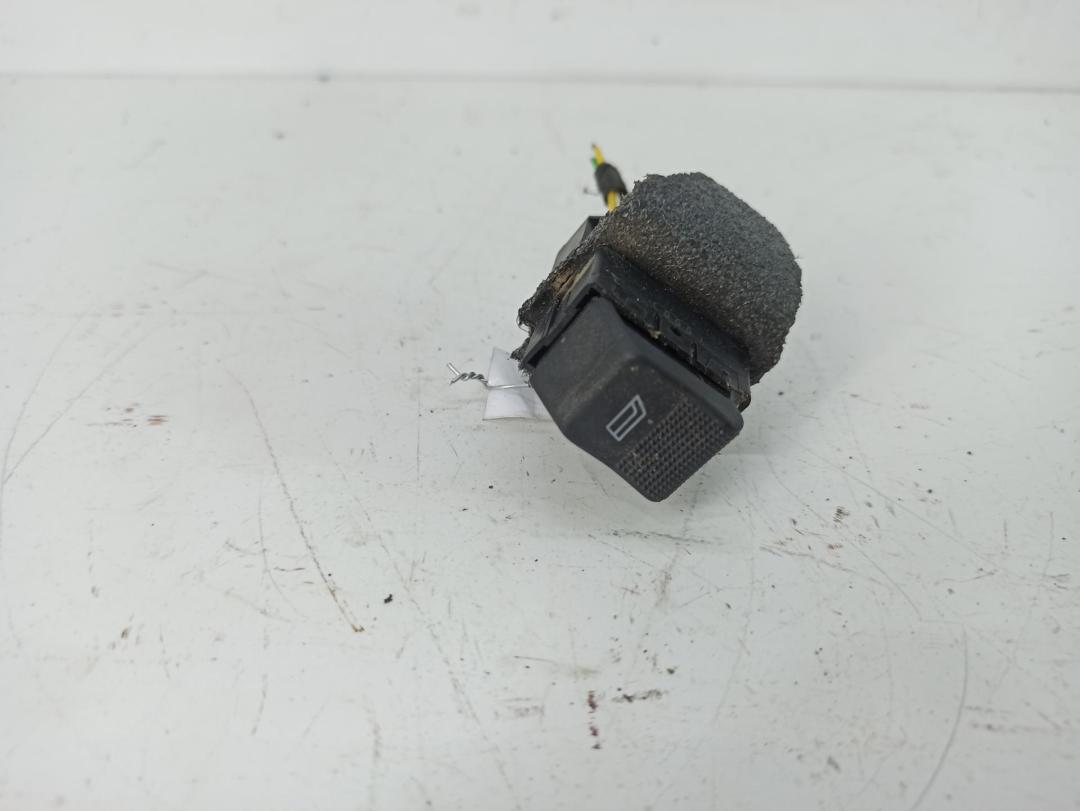 кнопка стеклоподъемника заднего правого Audi A4 B5 1998, 1.8 л., бензин, МКПП, красный, универсал, 4D0959855