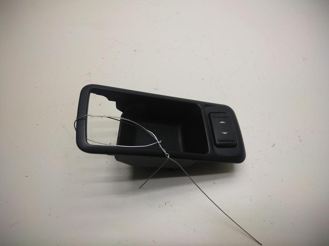 кнопка стеклоподъемника переднего правого Ford C-Max 1 поколение 2004, 1.6 л., дизель, МКПП, чёрный, минивэн - фото №1