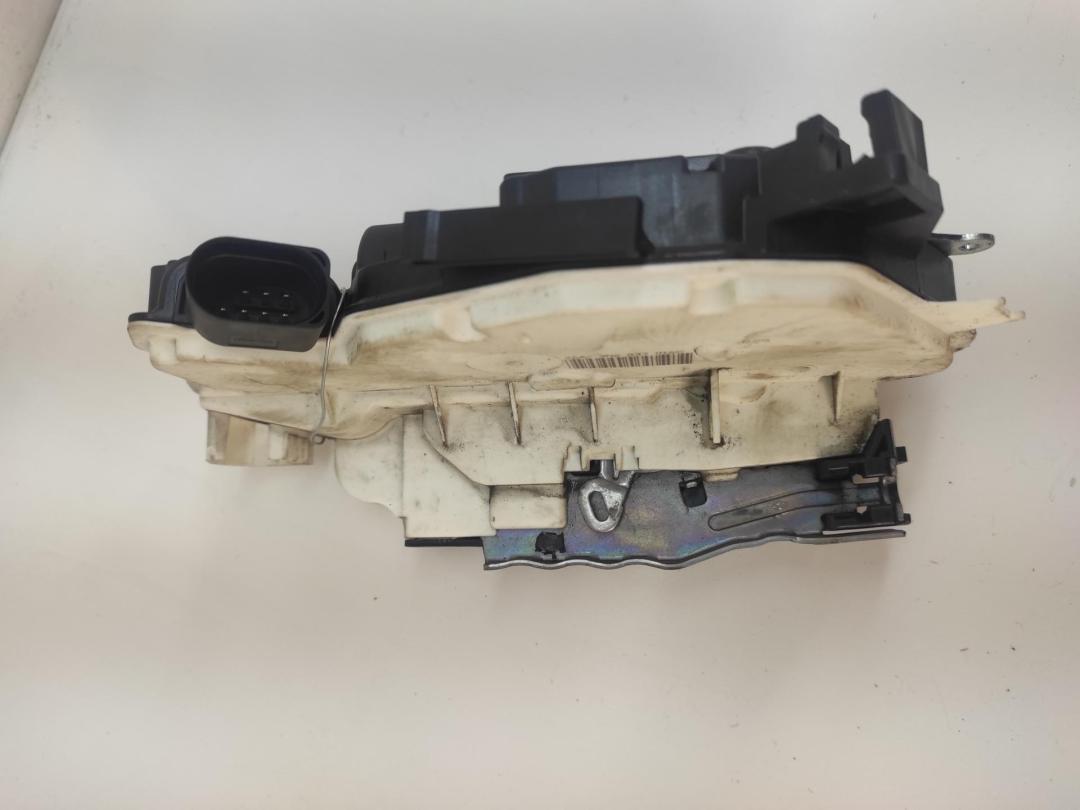 замок двери передней правой Skoda Fabia mk2 (5J) 2010, 1.2 л., бензин, МКПП, красный, хетчбэк 5 дв., 5N2837016C