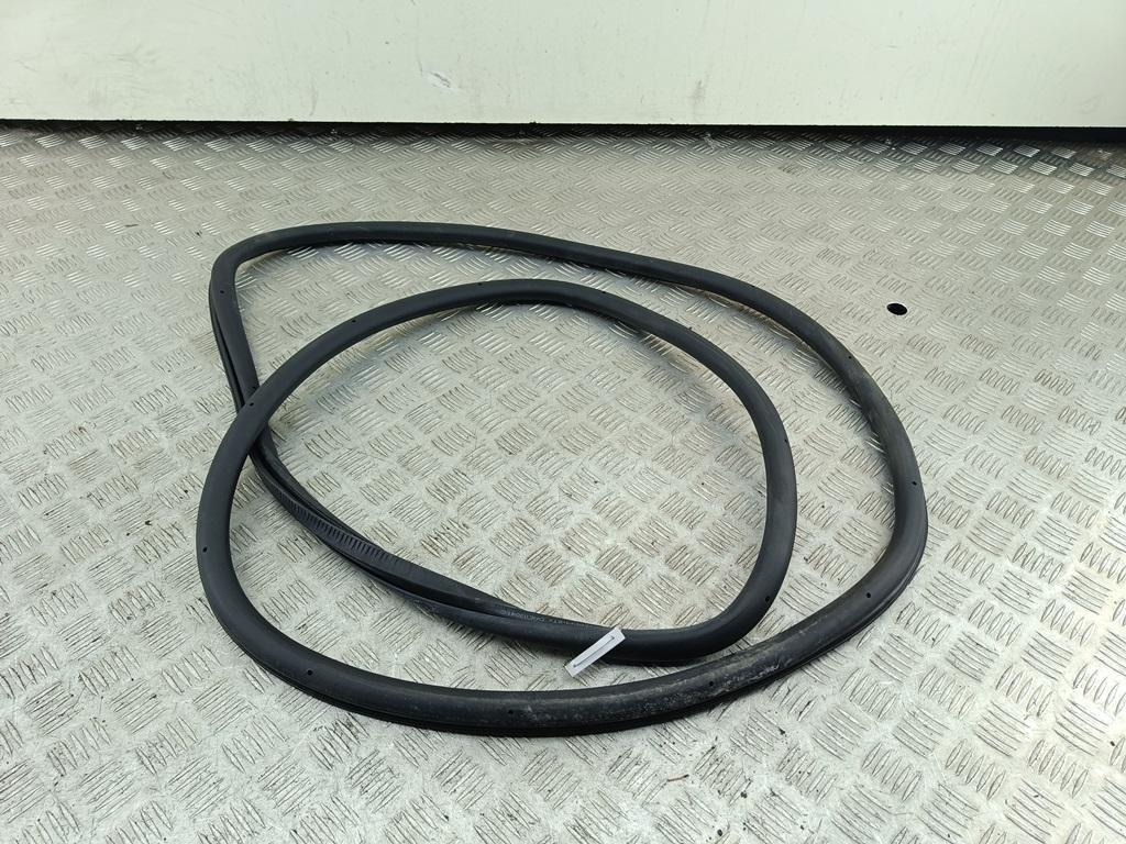 уплотнитель двери Volkswagen Touran 2012, 2.0 л., дизель, АКПП, чёрный, минивэн, 1T0867913K