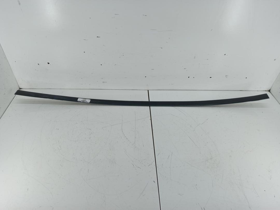 молдинг двери передней правой Audi A6 4B/C5 1997, 2.4 л., бензин, МКПП, зелёный, седан, 4B0853954A - фото №1