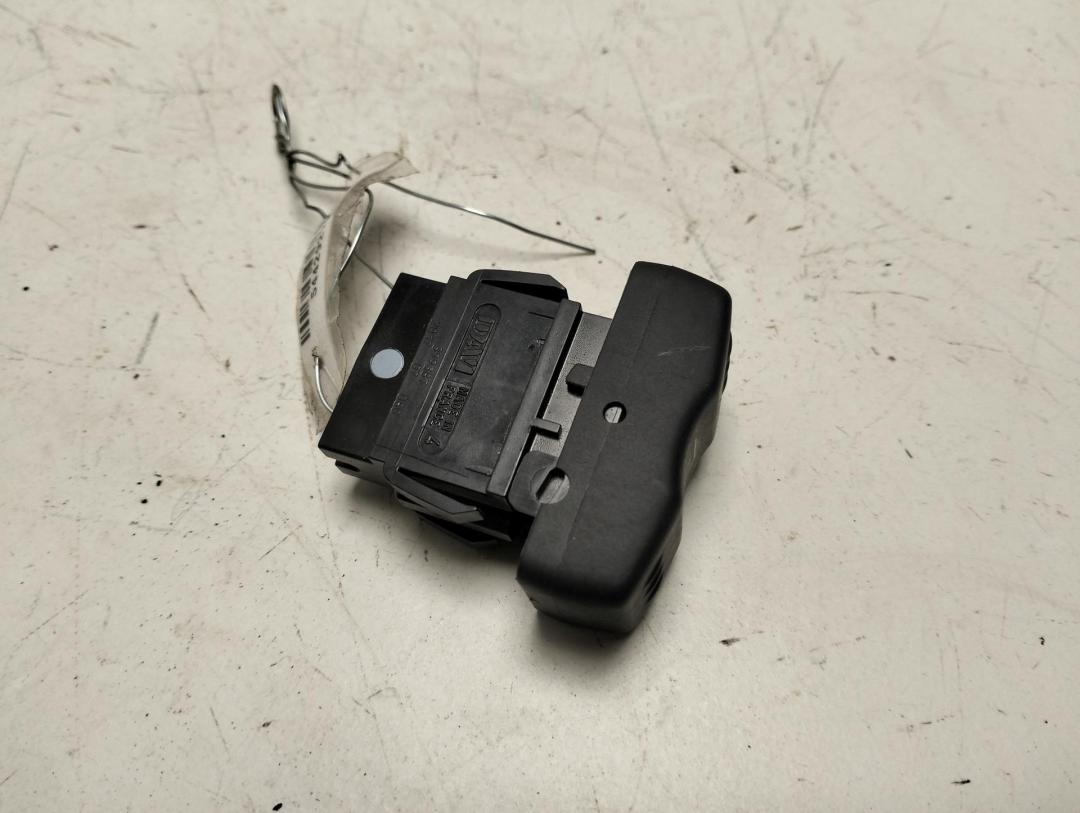 кнопка обогрева заднего стекла Dacia (Renault) Logan I 2007, 1.4 л., бензин, МКПП, синий, универсал, 399387 - фото №1