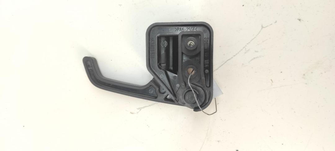ручка открывания капота Volkswagen Polo 3 поколение 1994, 1.3 л., бензин, МКПП, серый, хетчбэк 3 дв. - фото №1