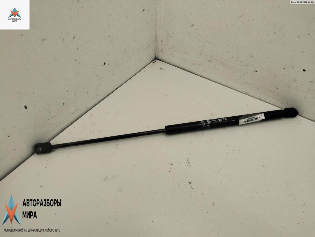 амортизатор крышки багажника (3-5 двери) Volkswagen Golf 3 поколение 1996, 2.0 л., бензин, МКПП, чёрный, хетчбэк 5 дв., 1H6827550A - фото №1