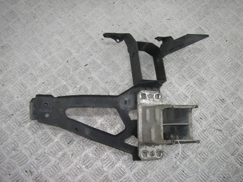 кронштейн переднего бампера BMW 5 E60/E61 2003, 3.0 л., дизель, АКПП, чёрный, седан, 7033732