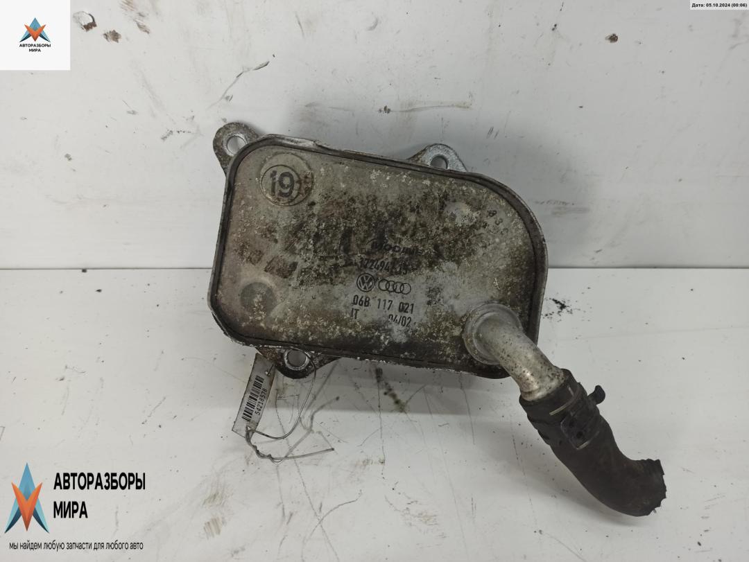 теплообменник масляного фильтра Audi A4 B6 2002, 2.0 л., бензин, АКПП, серый, универсал, 06B117121 - фото №1