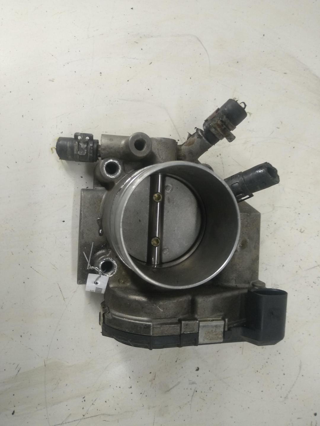 заслонка дроссельная Audi A4 B6 2003, 2.0 л., бензин, МКПП, чёрный, седан, 06D133062