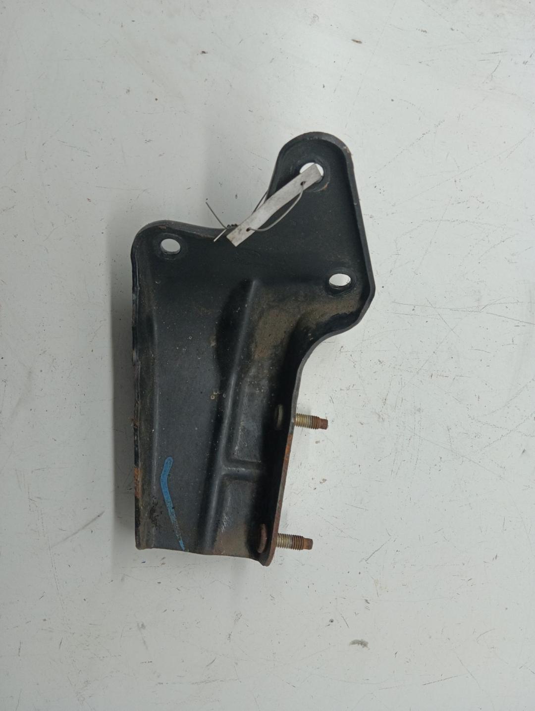 кронштейн (крепление) Ford Mondeo I 1996, 1.6 л., i, бензин, МКПП, зелёный, универсал, 93BG3K305AB